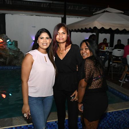 Metro Hotel Couva Kültér fotó