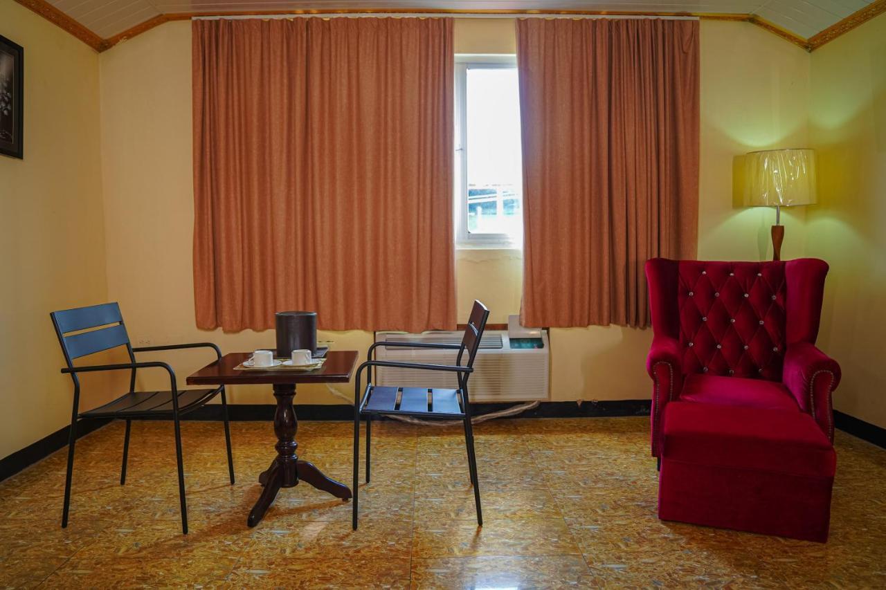 Metro Hotel Couva Kültér fotó