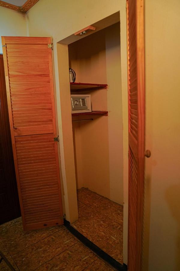 Metro Hotel Couva Kültér fotó