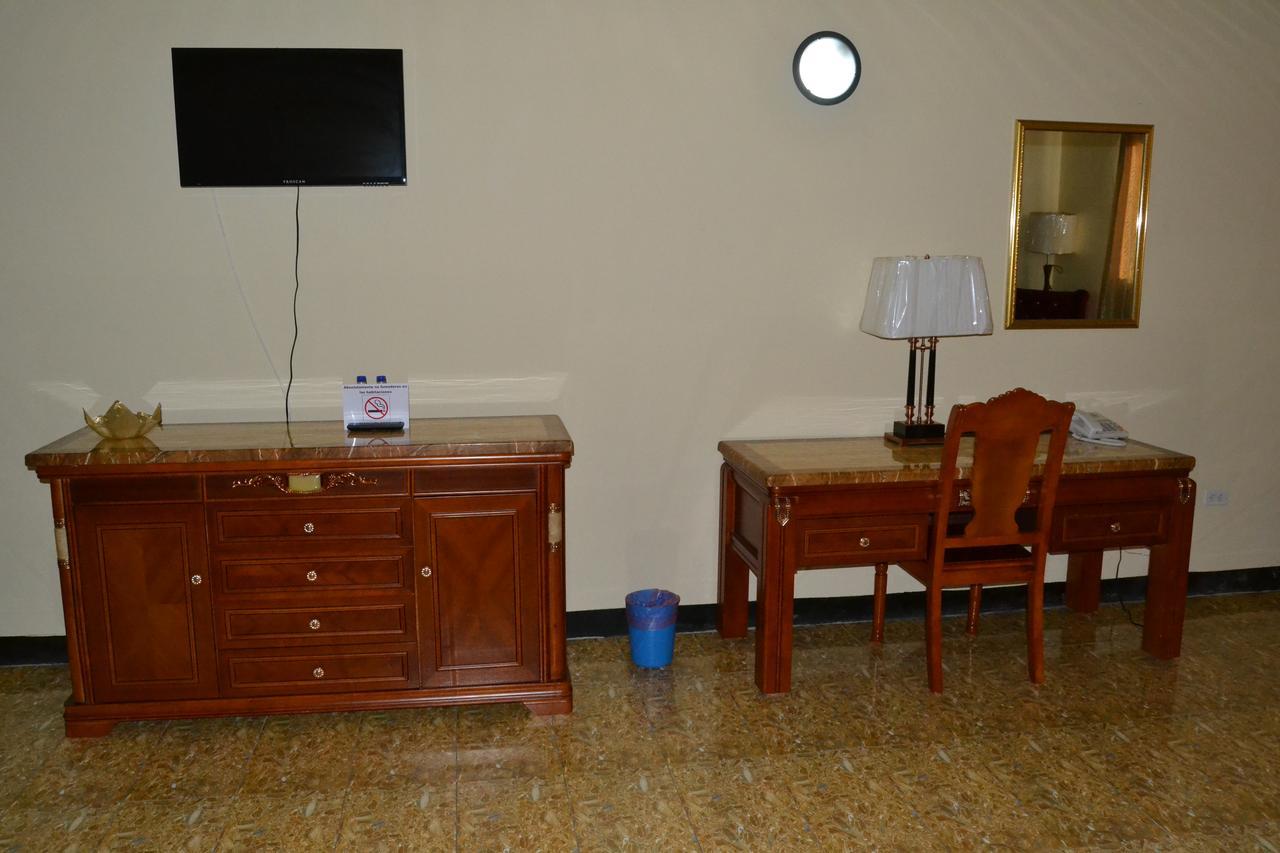 Metro Hotel Couva Kültér fotó