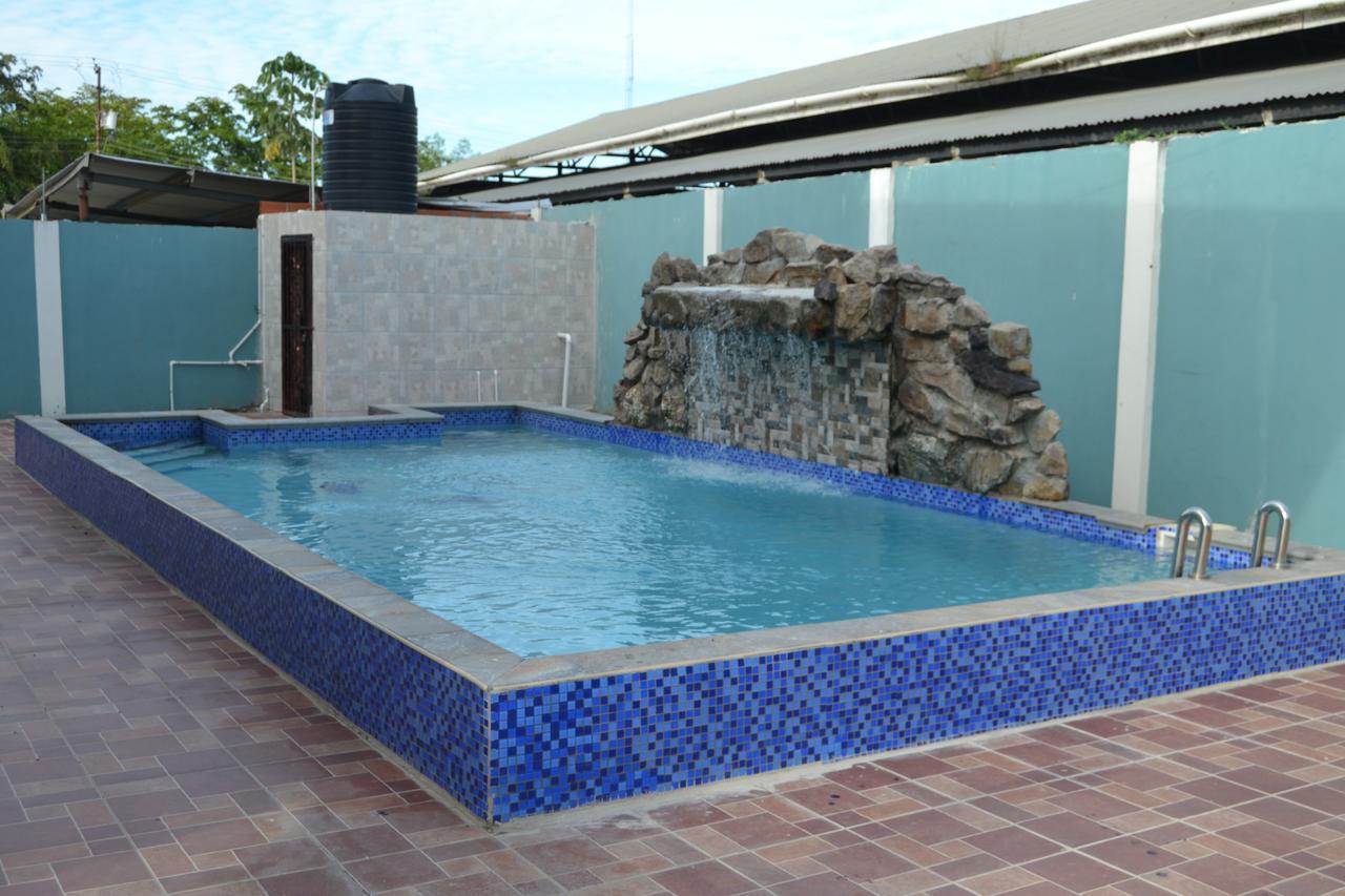 Metro Hotel Couva Kültér fotó